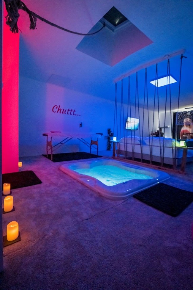 Chuttt... Love Room Fraise - Love’nSpa - weekend en amoureux, love rooms avec spa ou jacuzzi privatif