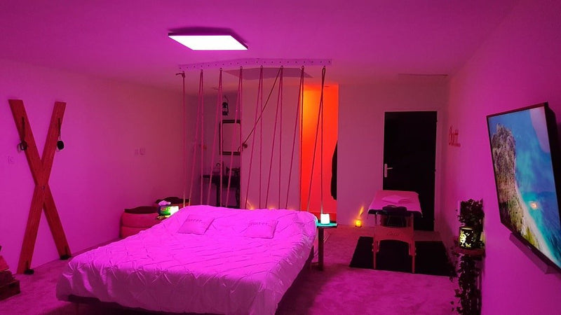 Chuttt... Love Room Fraise - Love’nSpa - weekend en amoureux, love rooms avec spa ou jacuzzi privatif3 de Chuttt... Love Room Fraise
