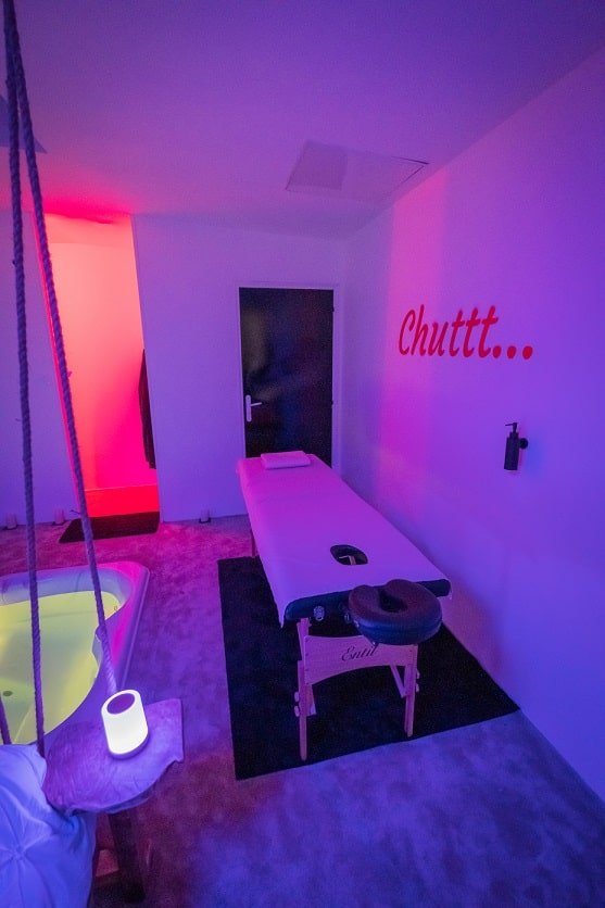 Chuttt... Love Room Framboise - Love’nSpa - weekend en amoureux, love rooms avec spa ou jacuzzi privatif3 de Chuttt... Love Room Framboise
