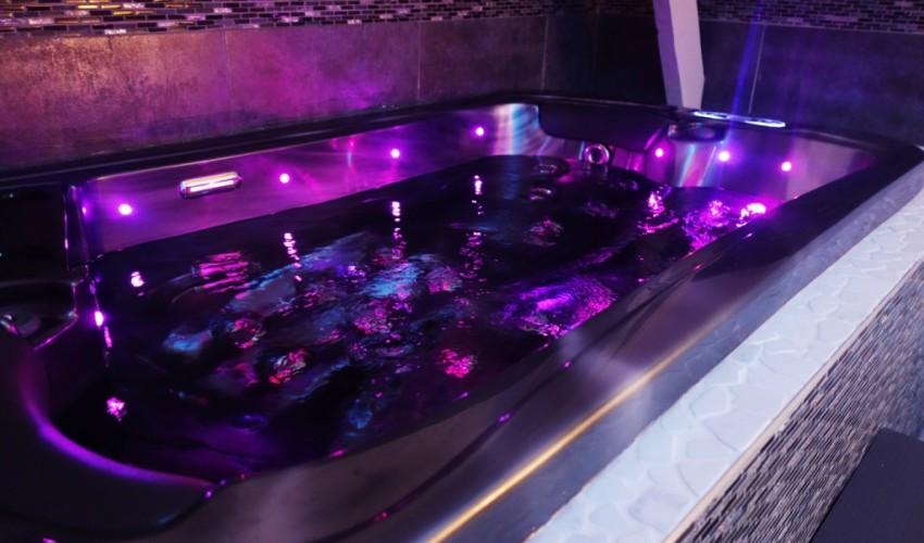 DOMAINE DE LA BESNERIE Suite Black and White - Love’nSpa - weekend en amoureux, love rooms avec spa ou jacuzzi privatif7 de DOMAINE DE LA BESNERIE - Suite Black and White
