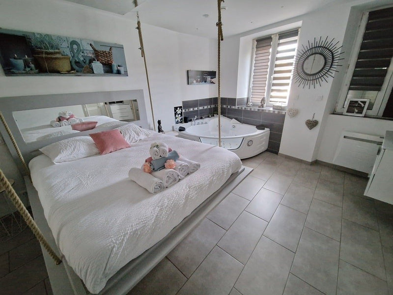 Duo Spa - Appartement lit suspendu - Love’nSpa - weekend en amoureux, love rooms avec spa ou jacuzzi privatif