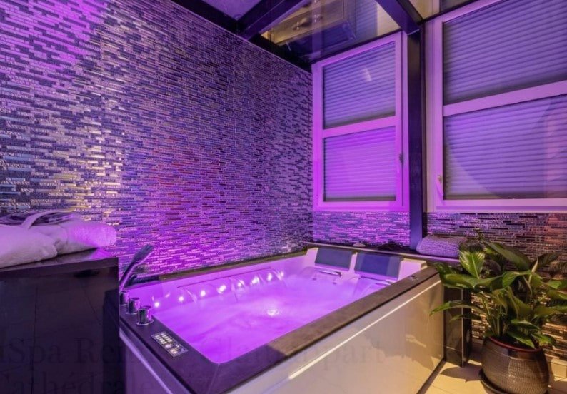 GLAM’APPART REIMS - Love’nSpa - weekend en amoureux, love rooms avec spa ou jacuzzi privatif1 de GLAM’APPART REIMS
