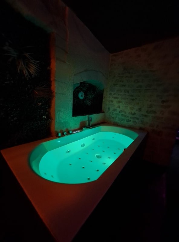 La Bayeuzen - La Tropicale - Love’nSpa - weekend en amoureux, love rooms avec spa ou jacuzzi privatif1 de La Bayeuzen - La Tropicale
