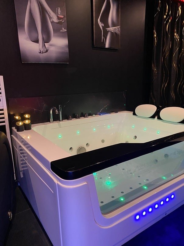 La chambre d'Aphrodite - Love’nSpa - weekend en amoureux, love rooms avec spa ou jacuzzi privatif1 de La chambre d'Aphrodite
