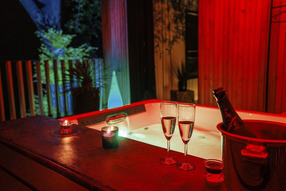 La Kabann - Love’nSpa - weekend en amoureux, love rooms avec spa ou jacuzzi privatif - love room normandie9 de La Kabann
