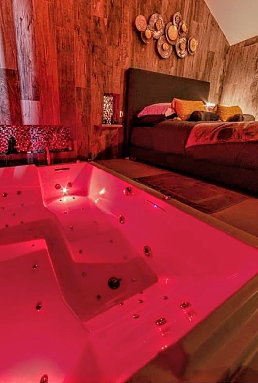 La Petite Escapade - Love’nSpa - weekend en amoureux, love rooms avec spa ou jacuzzi privatif