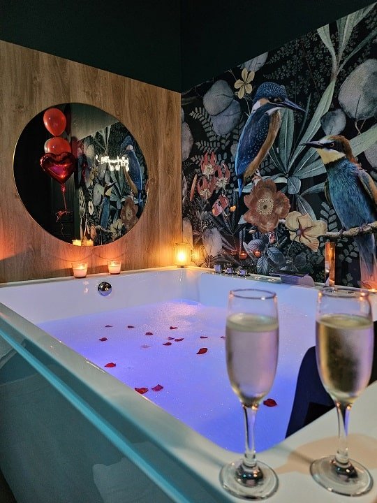 La Suite Passion - Love’nSpa - weekend en amoureux, love rooms avec spa ou jacuzzi privatif1 de La Suite Passion
