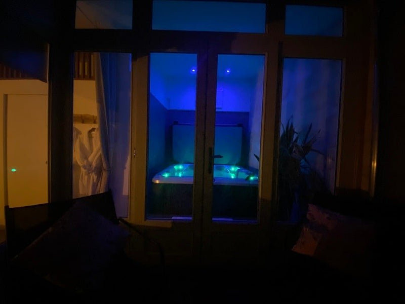 Le 50 suite and spa - La king - Love’nSpa - weekend en amoureux, love rooms avec spa ou jacuzzi privatif