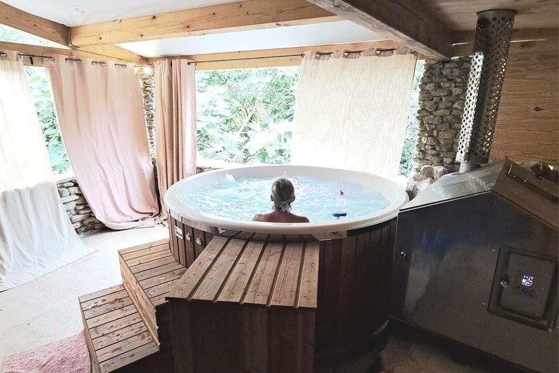 Le Gîte du Beaumont - Love’nSpa - weekend en amoureux, love rooms avec spa ou jacuzzi privatif4 de la chambre romantique du Beaumont
