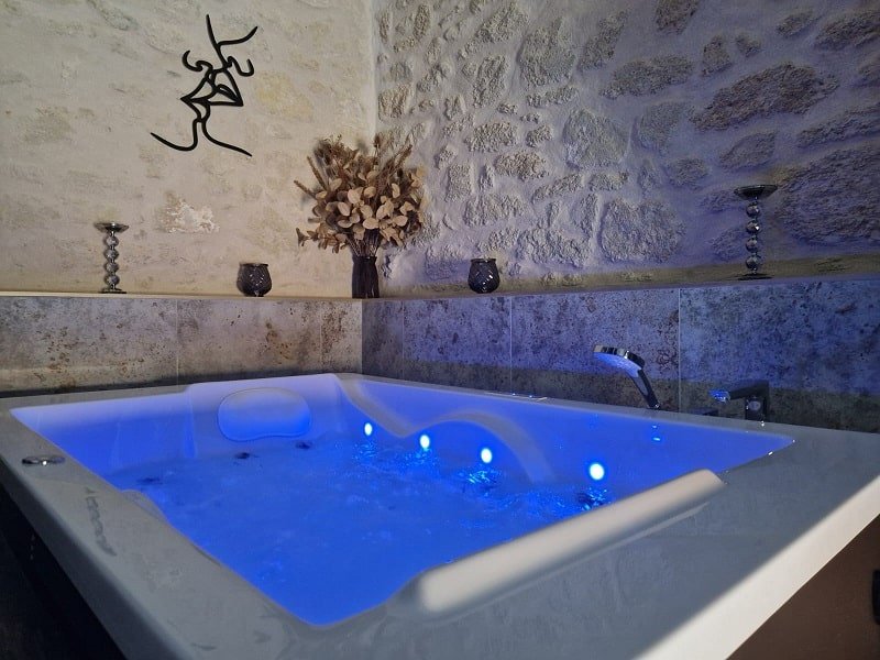 Le Lovy - Love’nSpa - weekend en amoureux, love rooms avec spa ou jacuzzi privatif1 de Le Lovy
