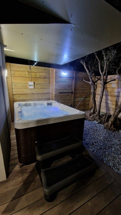 L'échappée des plaisirs - Chambre Cigale - Love’nSpa - weekend en amoureux, love rooms avec spa ou jacuzzi privatif