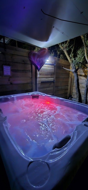 L'échappée des plaisirs - Chambre Cigale - Love’nSpa - weekend en amoureux, love rooms avec spa ou jacuzzi privatif