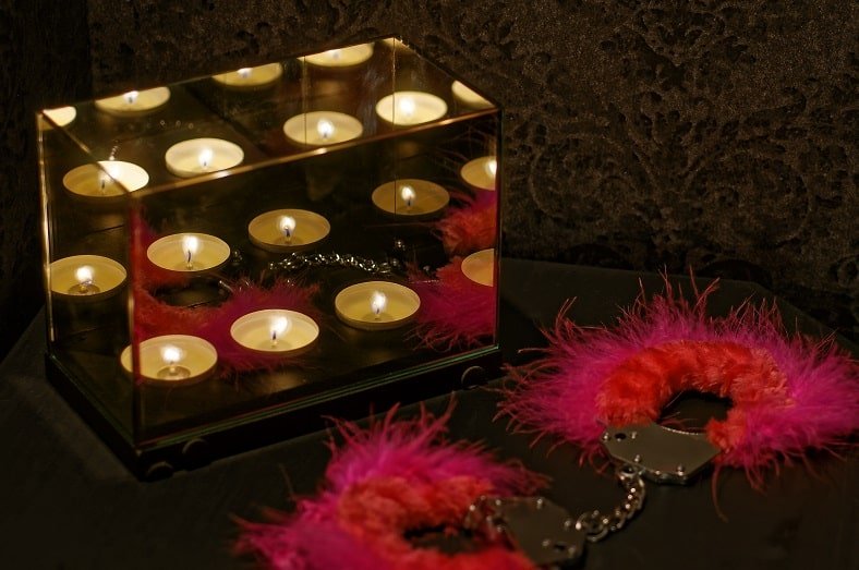 Les folies d’Hélène - Suite Masquée charme avec jacuzzi® - Love’nSpa - weekend en amoureux, love rooms avec spa ou jacuzzi privatif4 de Les folies d’Hélène - Suite Masquée charme avec jacuzzi®
