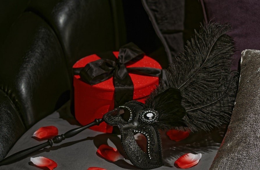 Les folies d’Hélène - Suite Masquée charme avec jacuzzi® - Love’nSpa - weekend en amoureux, love rooms avec spa ou jacuzzi privatif4 de Les folies d’Hélène - Suite Masquée charme avec jacuzzi®
