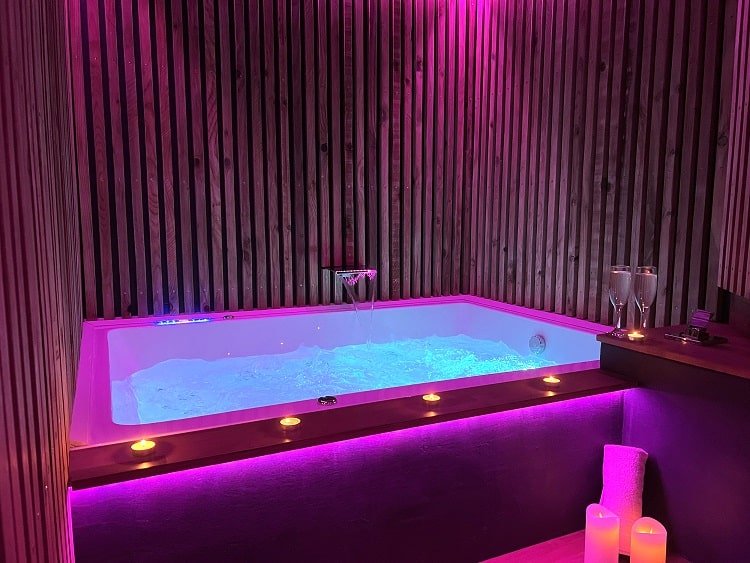 Les Suites B Spa - Suite Oak - Love’nSpa - weekend en amoureux, love rooms avec spa ou jacuzzi privatif1 de Les Suites B Spa - Suite Oak
