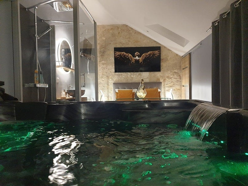Lyzen - Chambre Bien-Être - Love’nSpa - weekend en amoureux, love rooms avec spa ou jacuzzi privatif