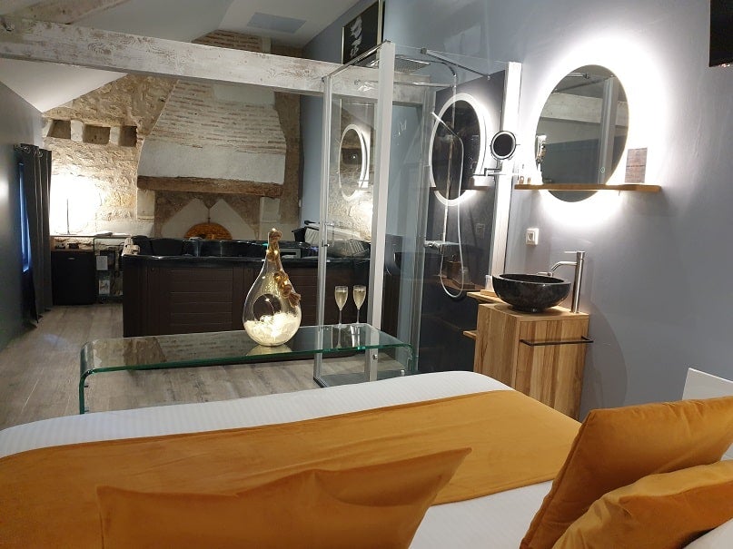 Lyzen - Chambre Bien-Être - Love’nSpa - weekend en amoureux, love rooms avec spa ou jacuzzi privatif5 de Lyzen - Chambre Bien-Être
