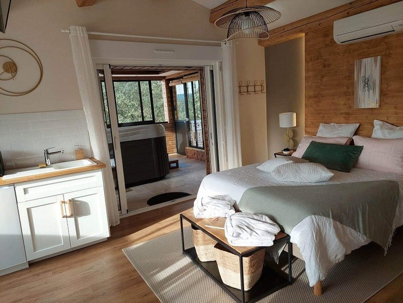 Noemma Chambre de charme - Love’nSpa - weekend en amoureux, love rooms avec spa ou jacuzzi privatif
