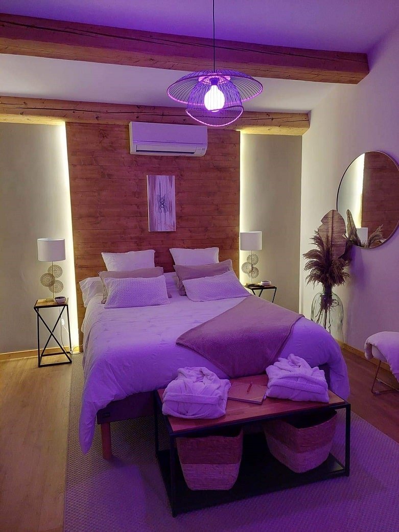 Noemma Chambre de charme - Love’nSpa - weekend en amoureux, love rooms avec spa ou jacuzzi privatif