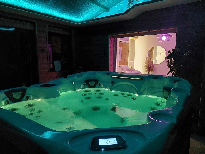 Noemma Chambre de charme - Love’nSpa - weekend en amoureux, love rooms avec spa ou jacuzzi privatif1 de Noemma Chambre de charme
