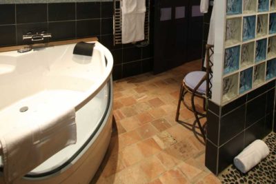 Portail en marais Poitevin - Suite Bragelogne - Love’nSpa - weekend en amoureux, love rooms avec spa ou jacuzzi privatif