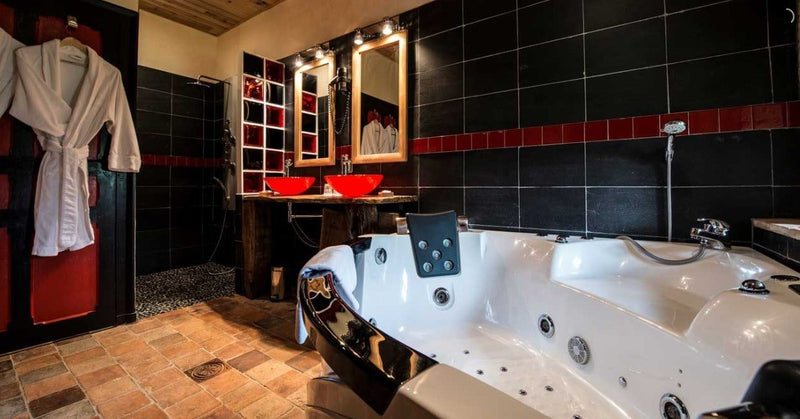 Portail en Marais Poitevin - Suite Richelieu - Love’nSpa - weekend en amoureux, love rooms avec spa ou jacuzzi privatif