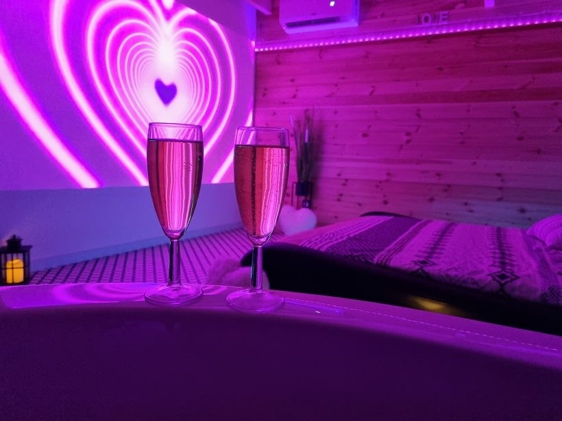 Suite Entre Parentheses - Love’nSpa - weekend en amoureux, love rooms avec spa ou jacuzzi privatif2 de Suite Entre Parentheses
