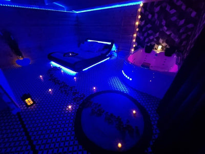 Suite Entre Parentheses - Love’nSpa - weekend en amoureux, love rooms avec spa ou jacuzzi privatif