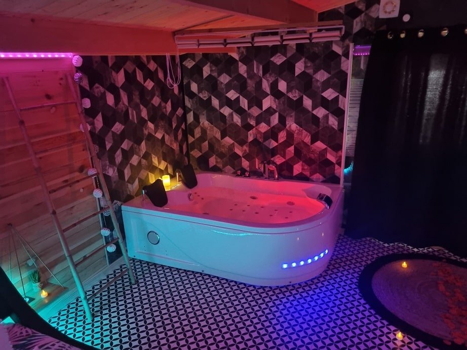 Suite Entre Parentheses - Love’nSpa - weekend en amoureux, love rooms avec spa ou jacuzzi privatif5 de Suite Entre Parentheses
