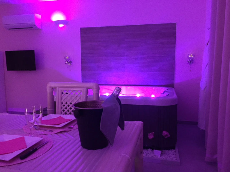 L'INSTANT ROMANTIQUE - Suite Vegas - Love’nSpa - weekend en amoureux, love rooms avec spa ou jacuzzi privatif3 de L'INSTANT ROMANTIQUE - Suite Princesse
