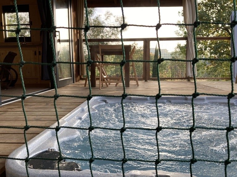 Trésors de Campagne -Cabane dans les bois « Dame du Château » avec jacuzzi privatif - Love’nSpa - weekend en amoureux, love rooms avec spa ou jacuzzi privatif
