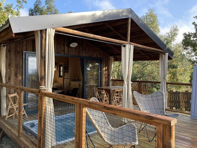 Trésors de Campagne -Cabane dans les bois « Dame du Château » avec jacuzzi privatif - Love’nSpa - weekend en amoureux, love rooms avec spa ou jacuzzi privatif