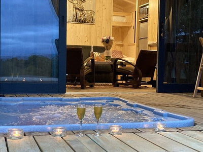 Trésors de Campagne -Cabane dans les bois « Dame du Château » avec jacuzzi privatif - Love’nSpa - weekend en amoureux, love rooms avec spa ou jacuzzi privatif