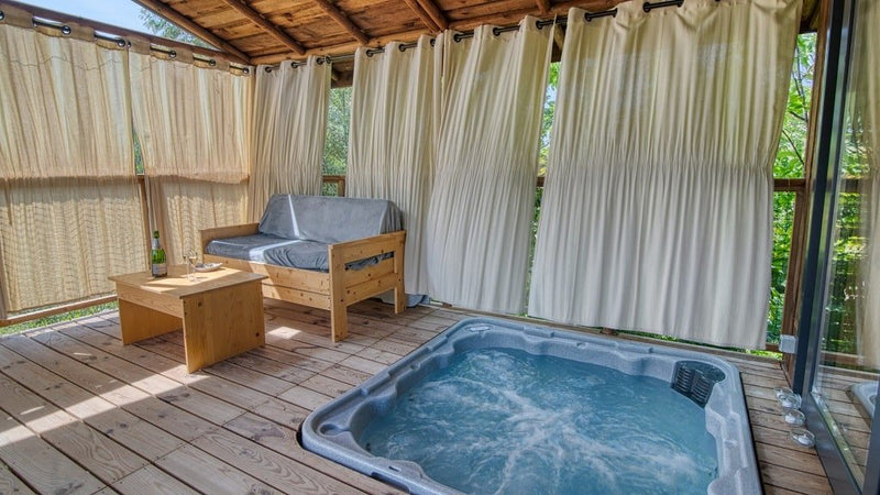 Trésors de Campagne -Lodge sur pilotis « Miel et Coton » avec jacuzzi privatif - Love’nSpa - weekend en amoureux, love rooms avec spa ou jacuzzi privatif