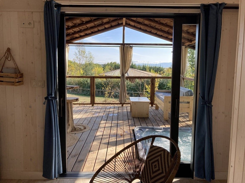 Trésors de Campagne -Lodge sur pilotis « Miel et Coton » avec jacuzzi privatif - Love’nSpa - weekend en amoureux, love rooms avec spa ou jacuzzi privatif